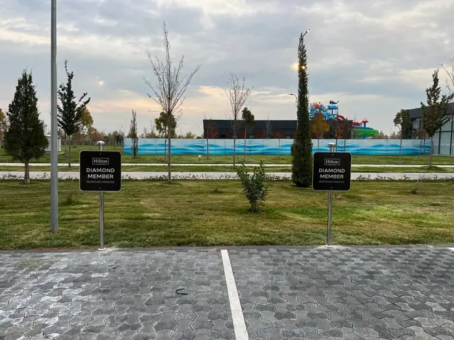 Hilton Diamond Member: таблички-указатели парковочных мест на стойках