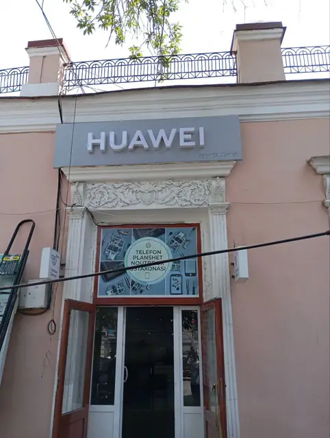 HUAWEI: объёмные буквы на панели и оклейка окна над входом в сервисный центр