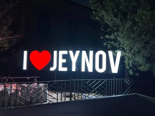 I ♥ JEYNOV: отдельностоящие световые буквы с сердцем