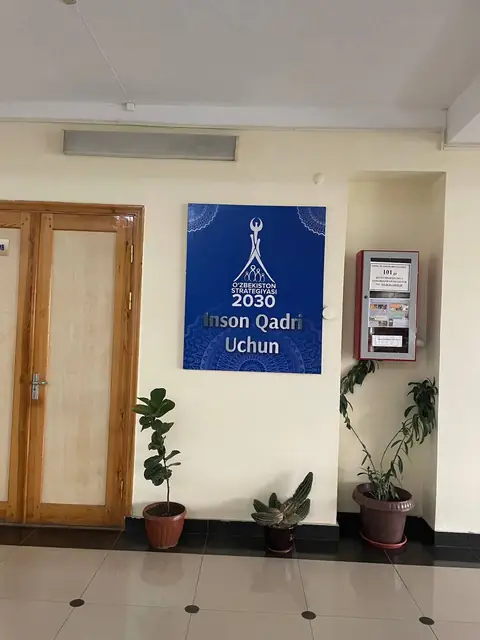 Inson Qadri Uchun: настенные плакаты «O‘zbekiston Strategiyasi 2030» в учреждениях