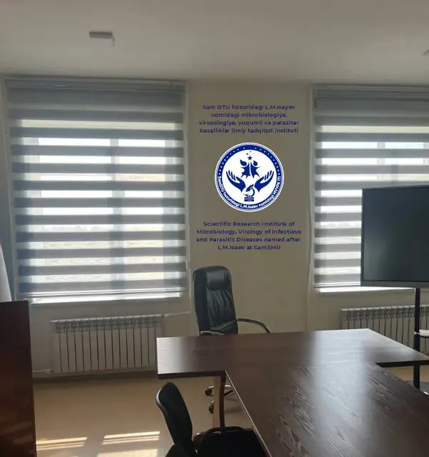 L.M.Isayev nomidagi ilmiy tadqiqot instituti: логотип и название института на стене кабинета