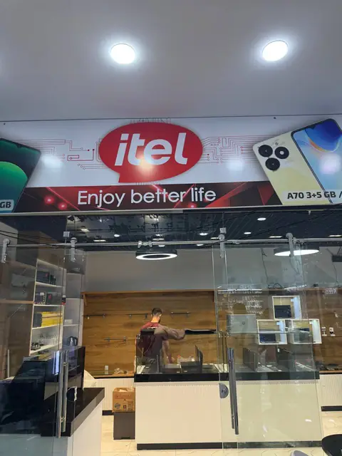 itel: интерьерный лайтбокс над входом в магазин телефонов