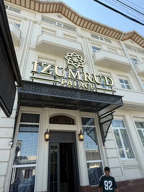 Izumrud Palace: объёмные буквы с орнаментальным логотипом над входом