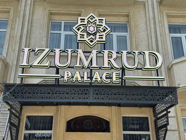 IZUMRUD PALACE: объёмные буквы с логотипом над входом и световые крышные буквы HOTEL