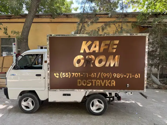 KAFE OROM: брендирование будки грузовика доставки зеркальными золотыми буквами