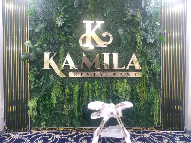 KAMILA RESTAURANT: золотые зеркальные объёмные буквы на фитостене в ресторане
