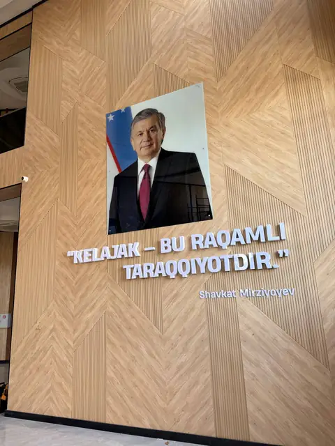 KELAJAK – BU RAQAMLI TARAQQIYOTDIR.: интерьерные объёмные буквы с цитатой и портретом в холле