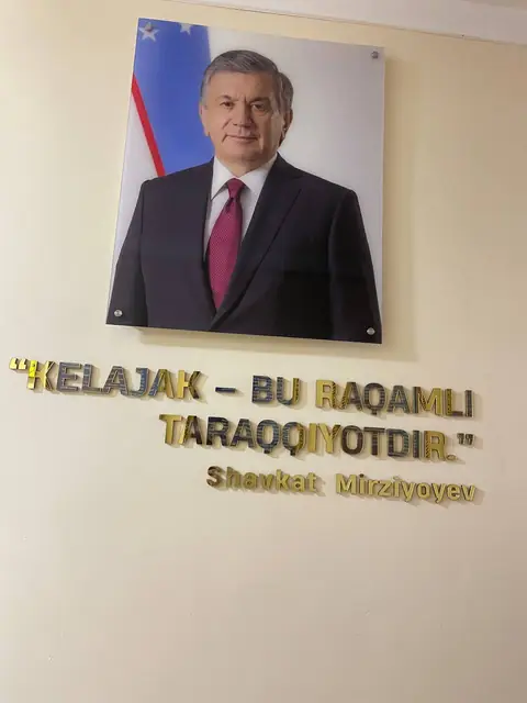 KELAJAK – BU RAQAMLI TARAQQIYOTDIR: интерьерные объёмные буквы с цитатой и стенды с портретом