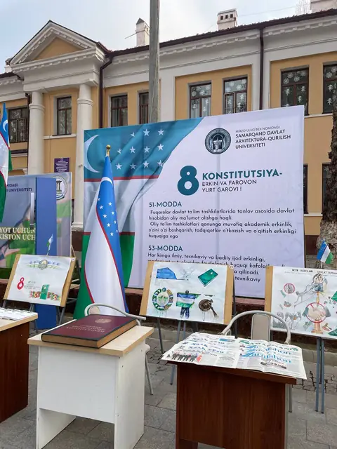 Konstitutsiya – erkin va farovon yurt garovi!: выставочный пресс-волл ко Дню Конституции у здания университета