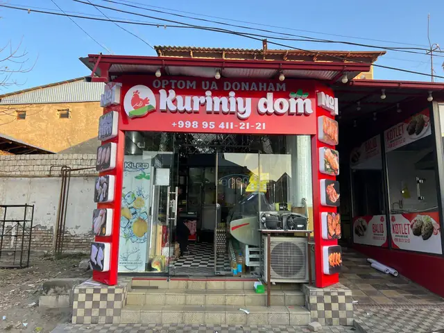 Kuriniy dom: оформление фасада павильона: вывеска, облицовка, короба с фото продукции