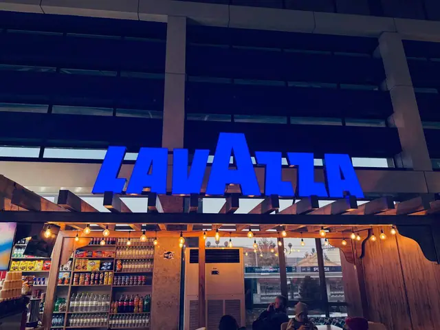 LAVAZZA: синие световые объёмные буквы над кофейней