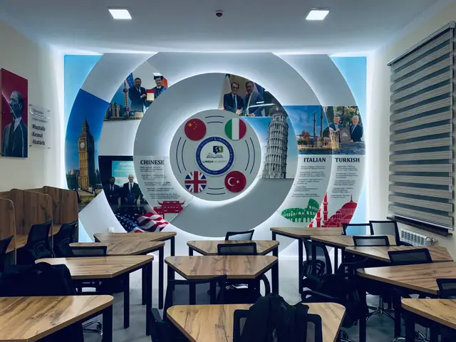 LINGUA ACADEMY: интерьерная композиция из круглых панелей с фотопечатью стран и флагами, подсветка и печатные панели в учебном классе