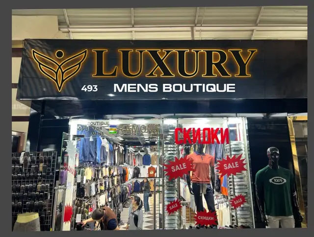 LUXURY 493 MENS: световая вывеска с логотипом над бутиком мужской одежды