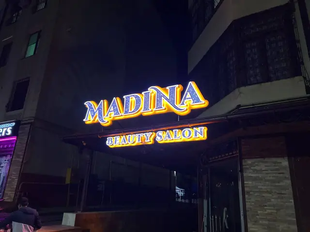 MADINA BEAUTY SALON: световые объёмные буквы над входом в салон красоты