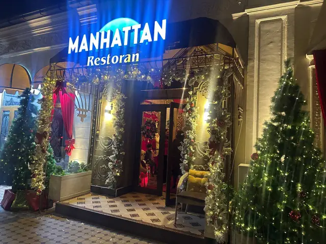 MANHATTAN Restoran: световые объёмные буквы над входом в ресторан