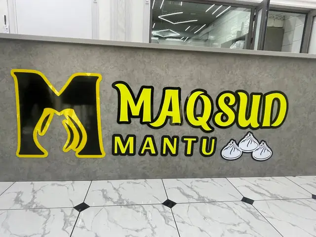 MAQSUD MANTU: интерьерные вывески из акрила за прилавками кафе