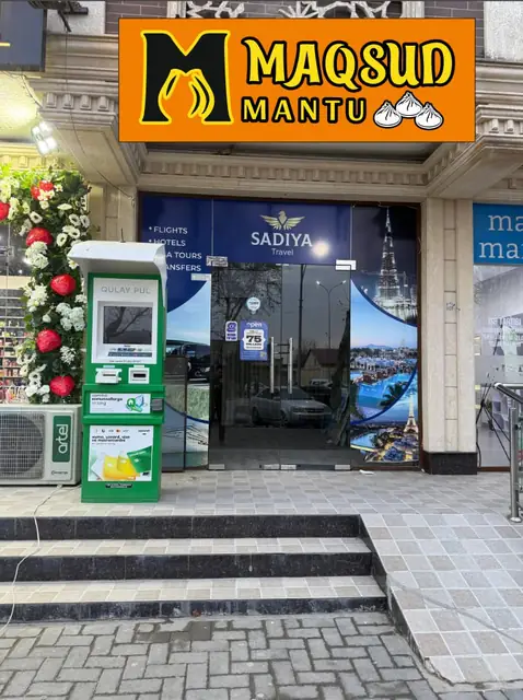 MAQSUD MANTU: световой короб над входом в кафе