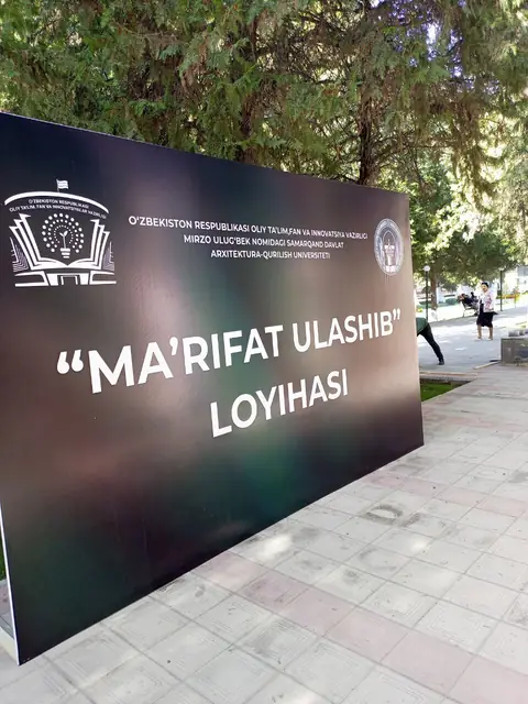 "Ma’rifat ulashib" loyihasi: уличный пресс-волл для университетского проекта