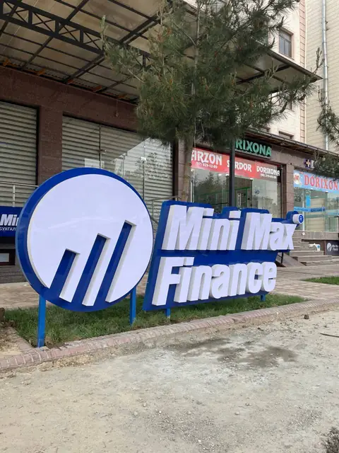 Mini Max Finance: отдельностоящие объёмные буквы с логотипом на опорах и световой короб над входом