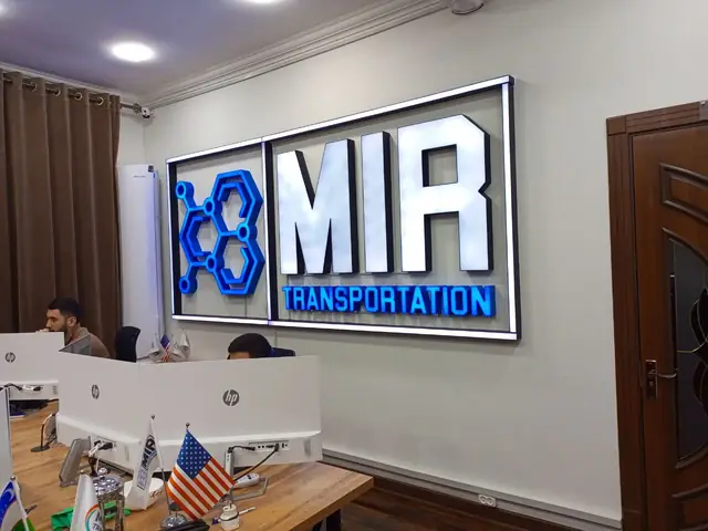 MIR Transportation: интерьерная световая вывеска с объёмными буквами в офисе