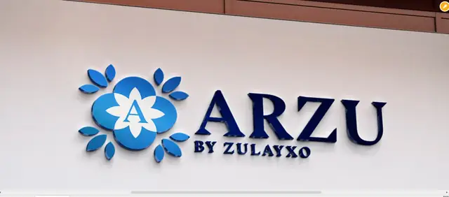 ARZU BY ZULAYXO: визуализация объёмных букв на фасаде и макет 550 см