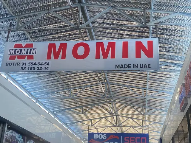 MOMIN: подвесная вывеска-баннер в крытом торговом ряду