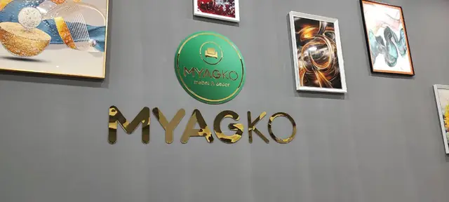 MYAGKO: интерьерный логотип: зеркальные золотые объёмные буквы и круглый логотип на стене