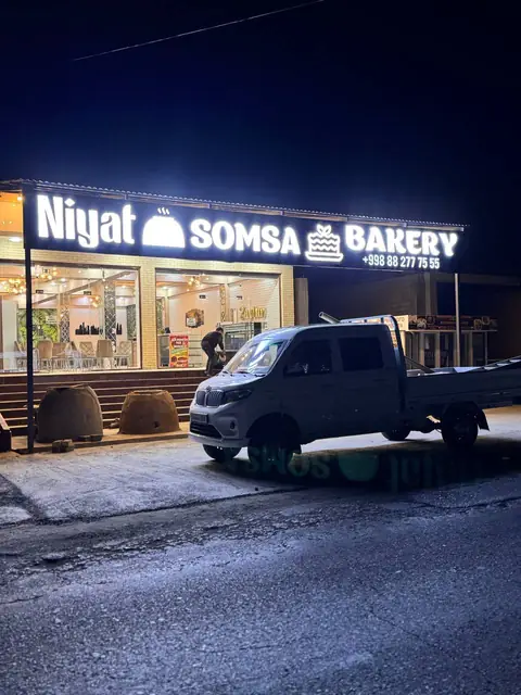 Niyat SOMSA BAKERY: световые объёмные буквы на фасаде пекарни