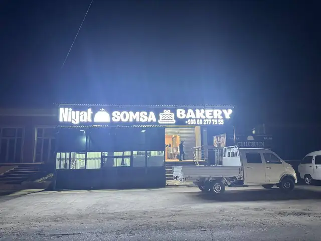 Niyat SOMSA BAKERY: световые буквы на навесе кафе-пекарни