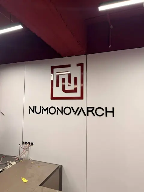 NUMONOVARCH: интерьерный логотип из объёмных букв и карта мира на стене