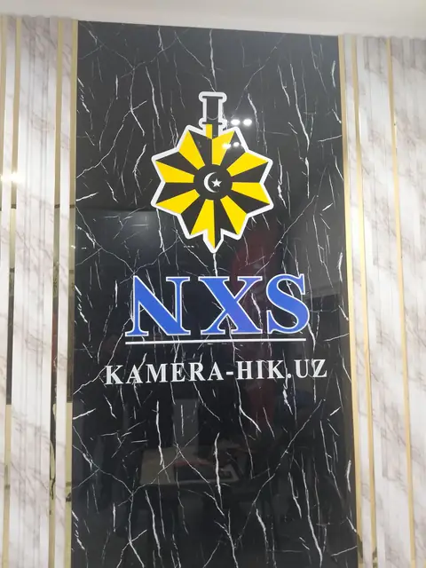 NXS KAMERA-HIK.UZ: интерьерная вывеска с логотипом на мраморной панели