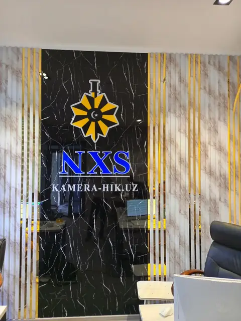 NXS KAMERA-HIK.UZ: логотип и объёмные буквы на стеновой панели в офисе, плёнка с логотипами на стеклянном входе