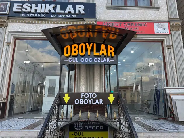 OBOYLAR: световая вывеска на козырьке входа и указатель «Foto oboylar»