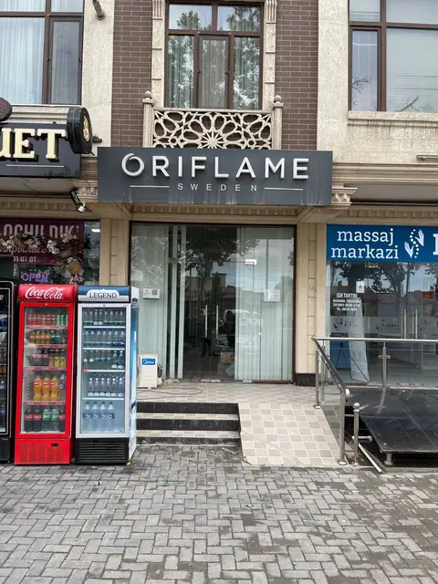 ORIFLAME SWEDEN: вывеска над входом в магазин