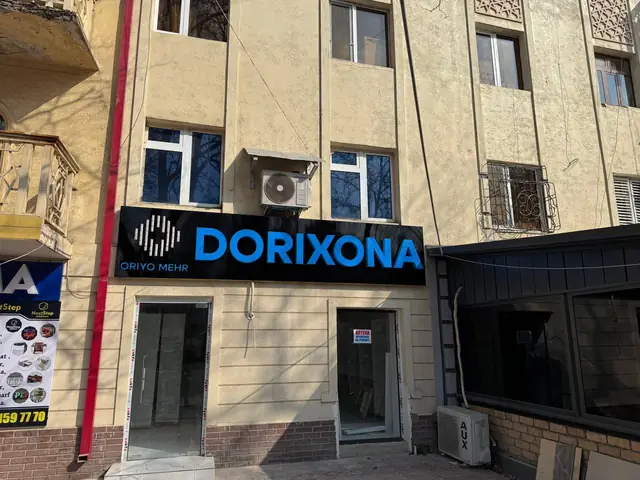 DORIXONA: вывеска аптеки Oriyo Mehr на фасаде и баннер «Tez kunda dorixona ochiladi»