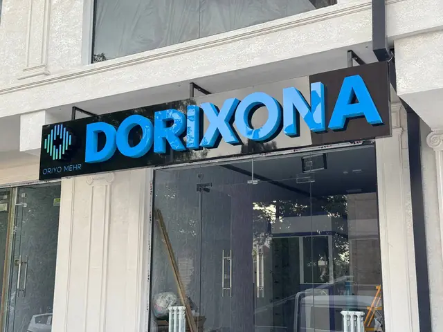 DORIXONA: объёмные буквы аптеки Oriyo Mehr на фасаде; до открытия — баннер «Tez kunda dorixona ochiladi»