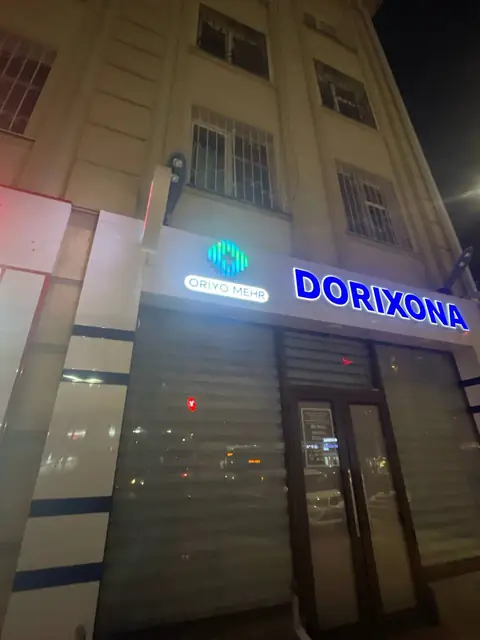 DORIXONA · ORIYO MEHR: световые буквы и логотип аптеки, консольный крест, интерьерные лайтбоксы