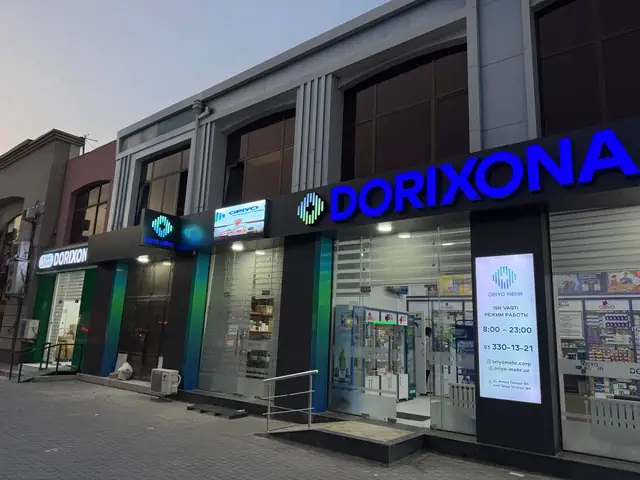 DORIXONA: фасад аптеки Oriyo Mehr: композитная облицовка, световые объёмные буквы, лайтбокс с режимом работы