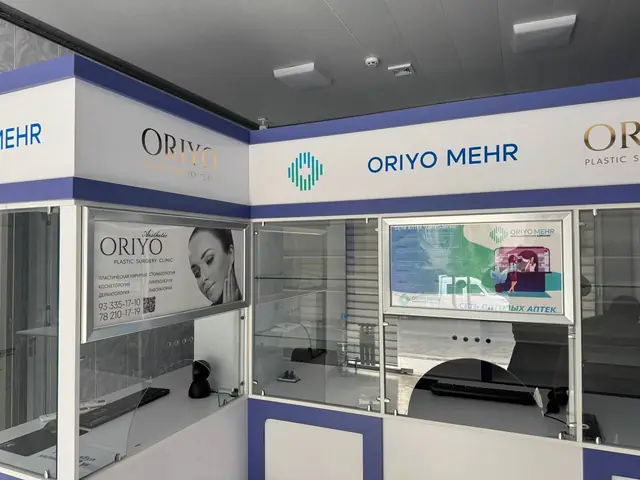 ORIYO MEHR: интерьерные вывески на фризе аптечного островка и клиники