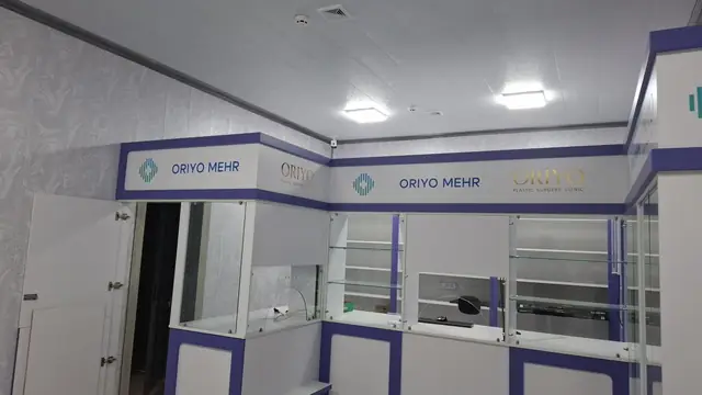 ORIYO MEHR: интерьерное оформление: брендированный фриз с логотипами над стойками и стеллажами