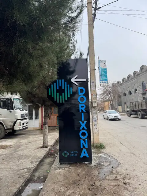 DORIXONA · ORIYO MEHR: стела-указатель аптеки и крышный световой короб