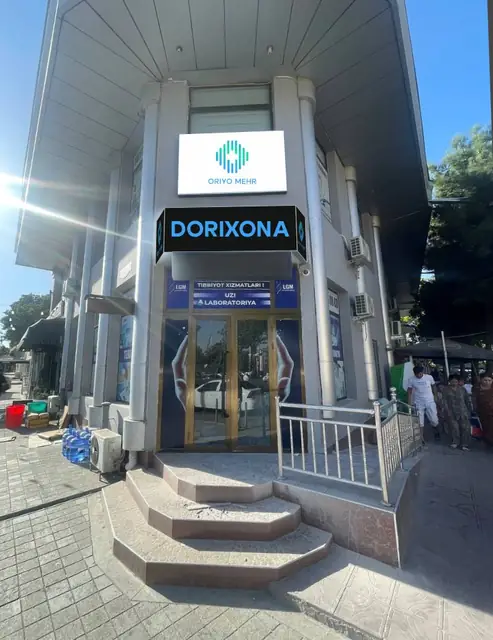 DORIXONA · ORIYO MEHR: угловой световой короб над входом в аптеку и оклейка дверей