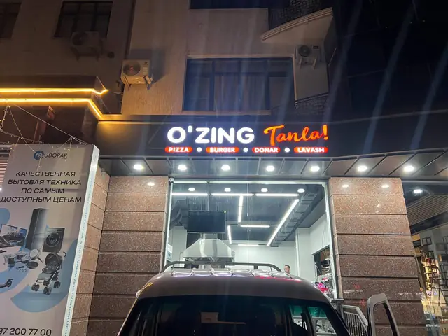 O‘ZING Tanla!: световые буквы над входом в кафе