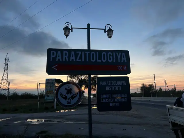 PARAZITOLOGIYA: дорожный указатель на столбе с табличкой института