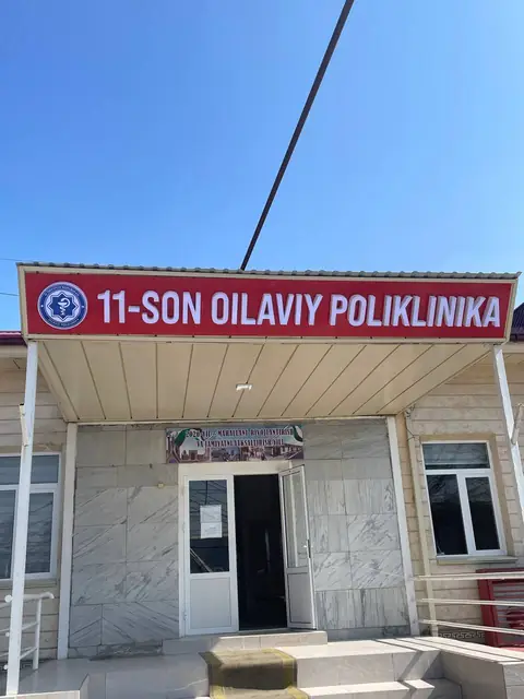 11-SON OILAVIY POLIKLINIKA: вывеска с объёмными буквами и логотипом над входом в поликлинику