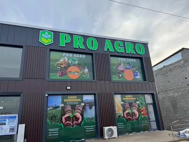 PRO AGRO: объёмные световые буквы с логотипом на фасаде агромагазина, оклейка окон