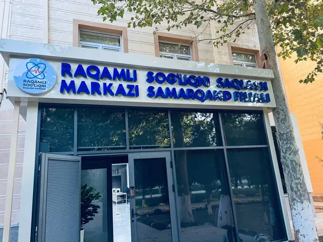 Raqamli sog‘liqni saqlash markazi Samarqand filiali: объёмные световые буквы с логотипом на фасаде и информационная панель в интерьере