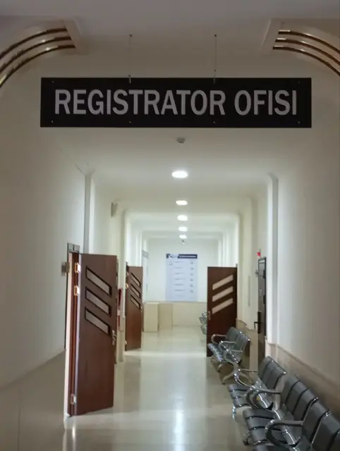REGISTRATOR OFISI: подвесная табличка в коридоре
