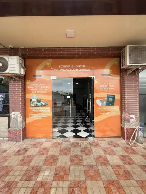Renesans: оклейка витрины входной группы и стенд «Tadbirkor burchagi»
