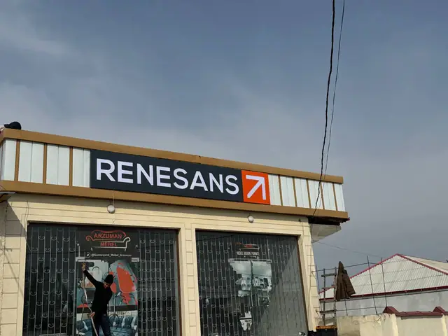 RENESANS: световой короб на фронтоне одноэтажного здания